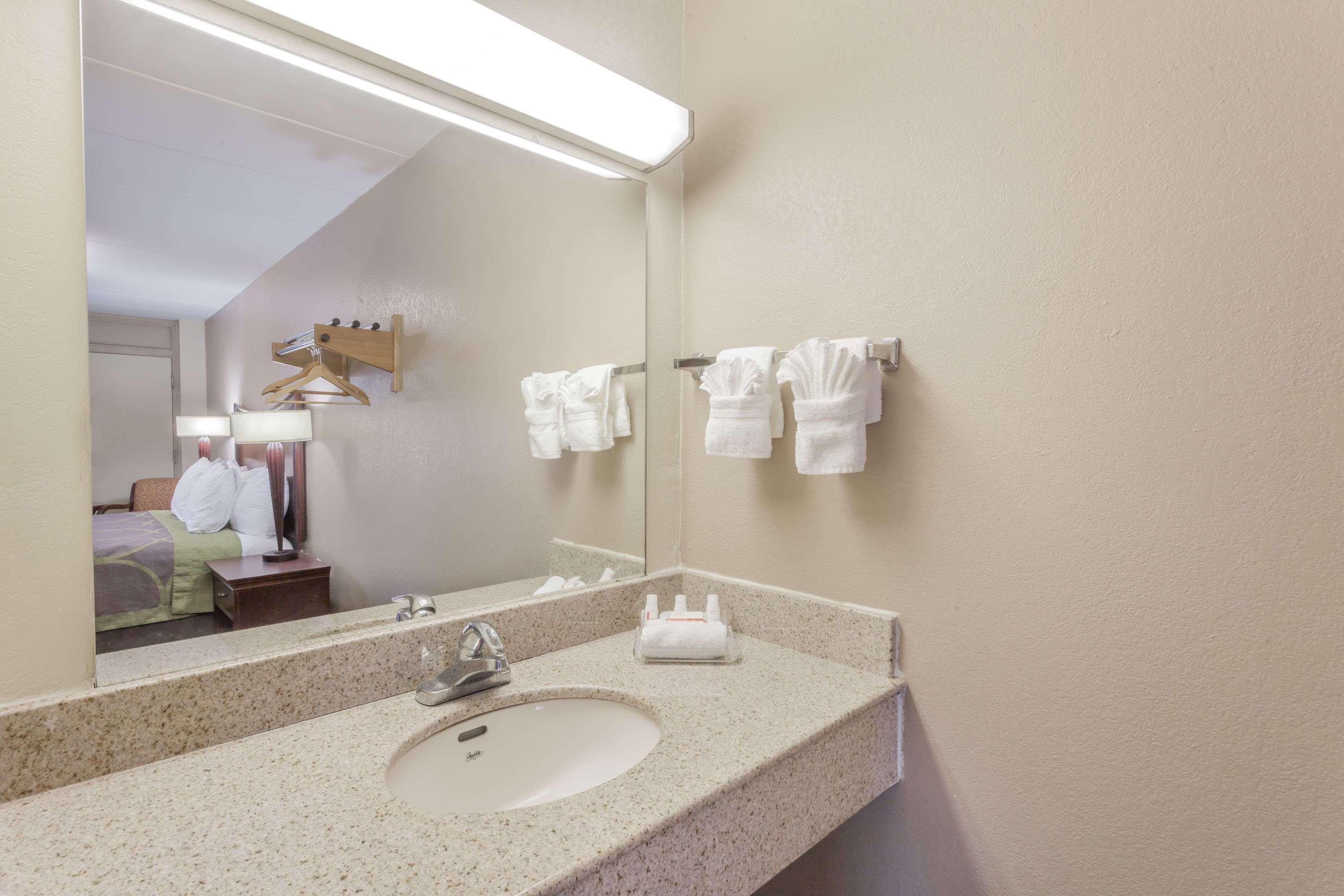 Super 8 By Wyndham Manassas Otel Dış mekan fotoğraf