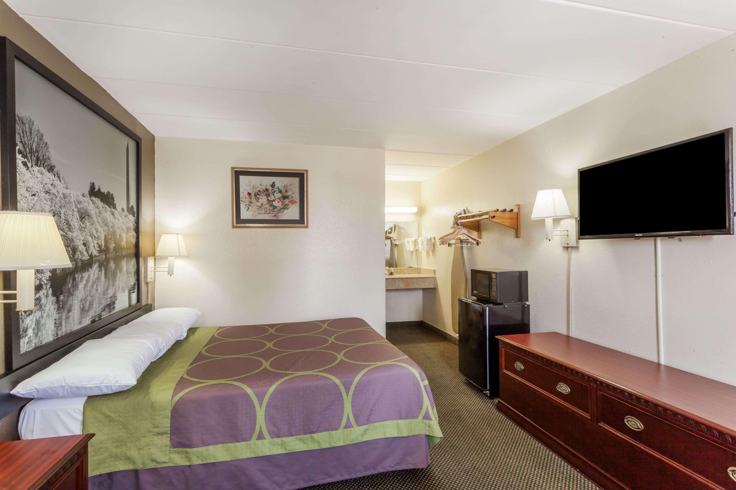 Super 8 By Wyndham Manassas Otel Dış mekan fotoğraf