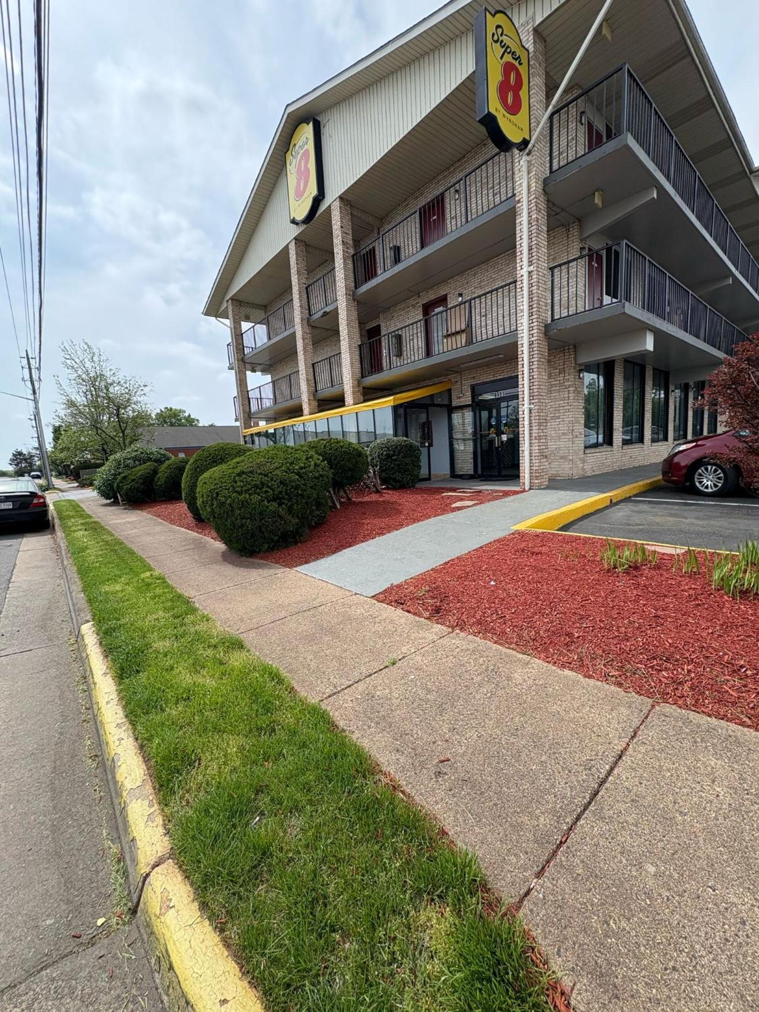 Super 8 By Wyndham Manassas Otel Dış mekan fotoğraf