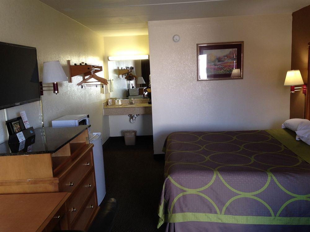 Super 8 By Wyndham Manassas Otel Dış mekan fotoğraf